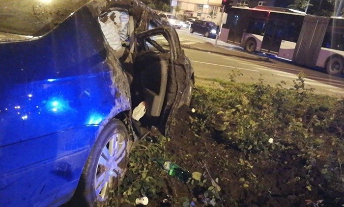 Autobuz lovit de un autoturism care a trecut pe roșu, într-o intersecție din Timișoara (FOTO & VIDEO)