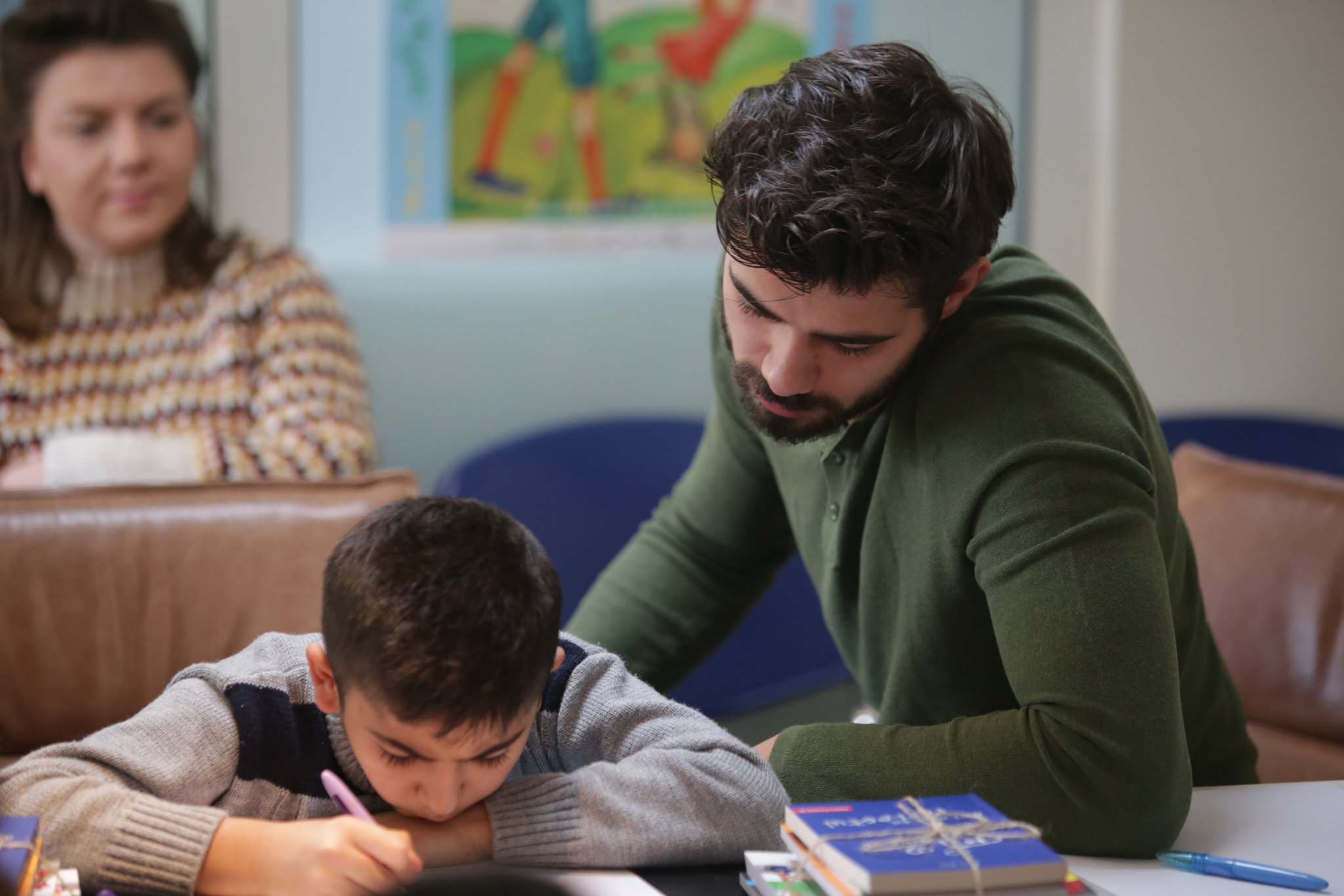 GALERIE FOTO / "Ora de Caligrafie", pentru copiii din familii de refugiaţi. Mihai Șora și Medeea Marinescu, printre invitați