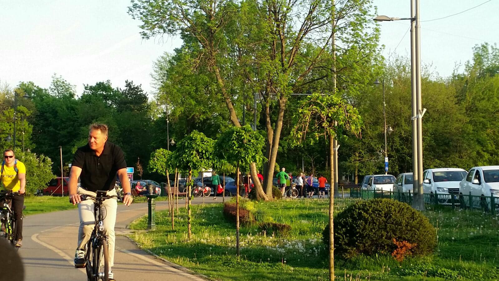 Klaus Iohannis, declarații despre principalele dosare politice, la o plimbare cu bicicleta (FOTO)