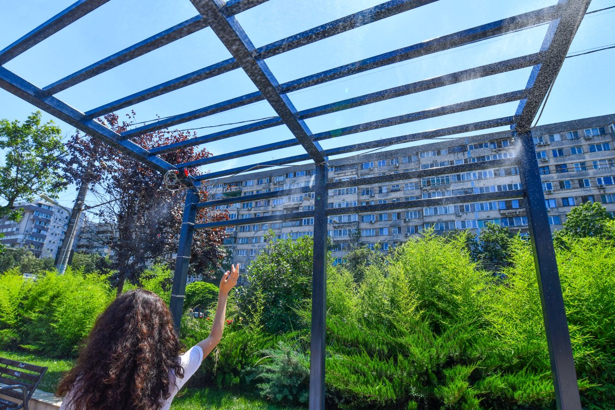 Primul duş stradal din Bucureşti, montat la Piața Veteranilor, în contextul caniculei