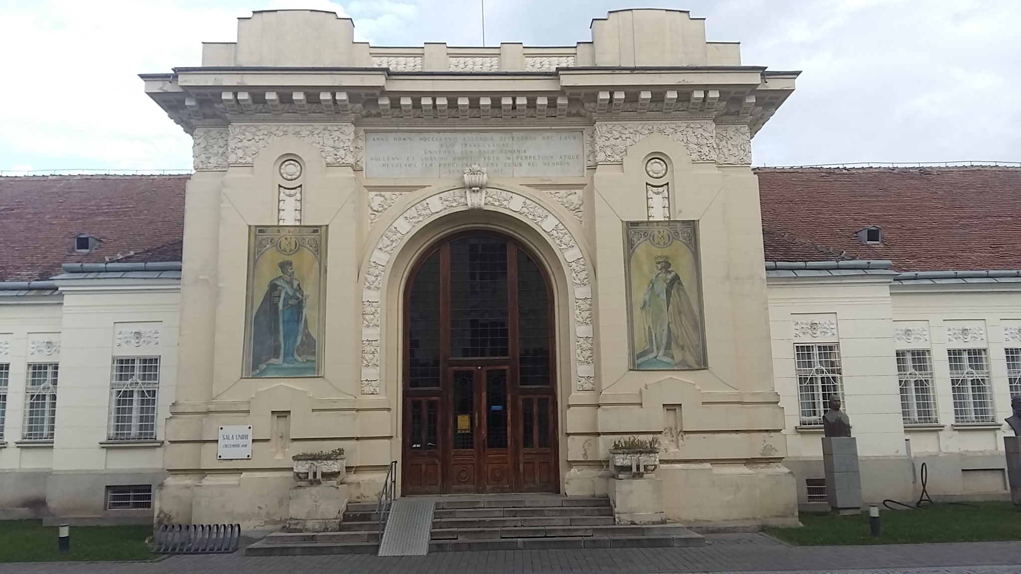 REPORTAJ: Istoria frumoasă, dar tristă a Sălii Unirii din Alba Iulia: de Centenar, închisă pentru restaurare