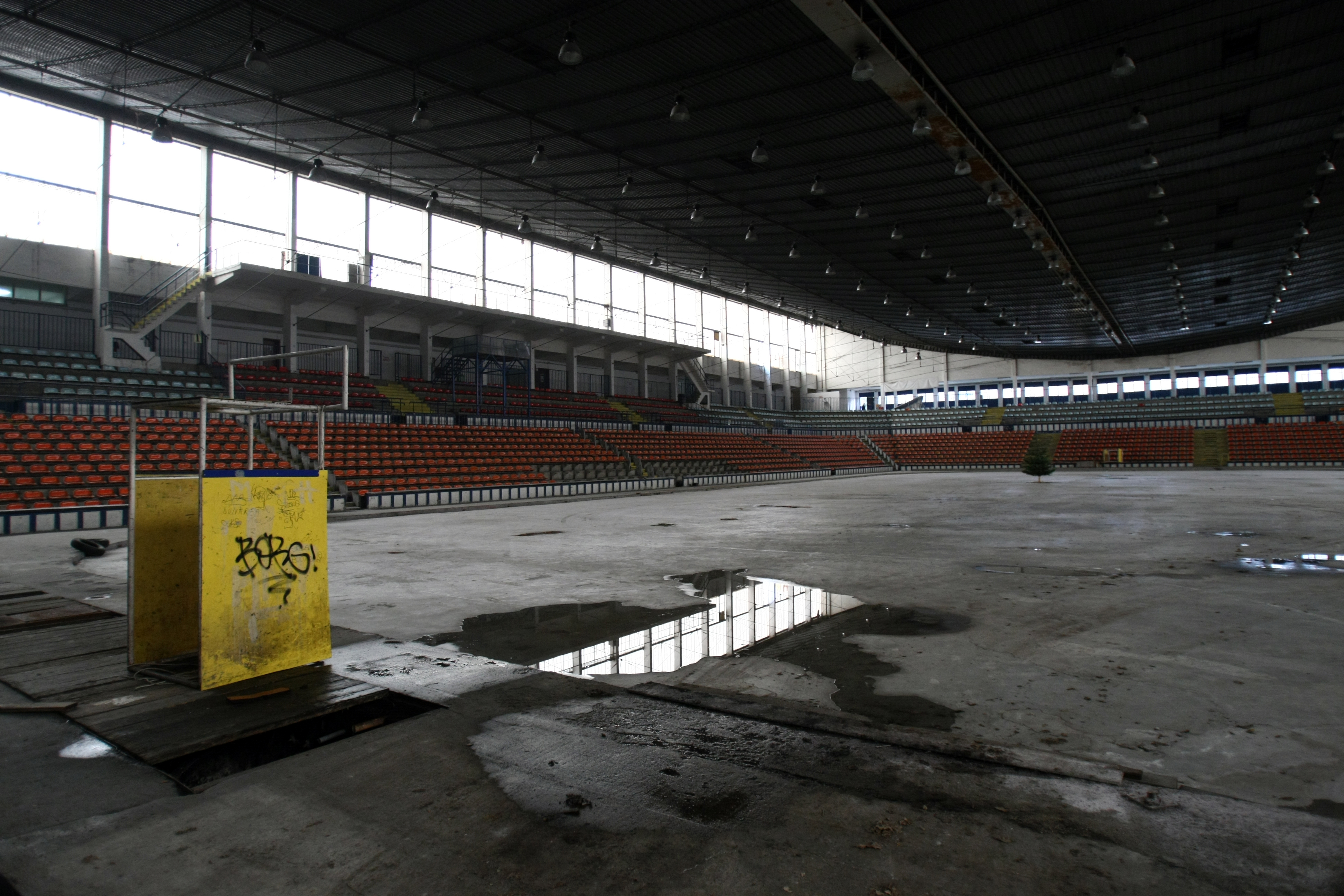 Patinoarul "Flamaropol" e o ruină. Reconstrucția întârzie / GALERIE FOTO