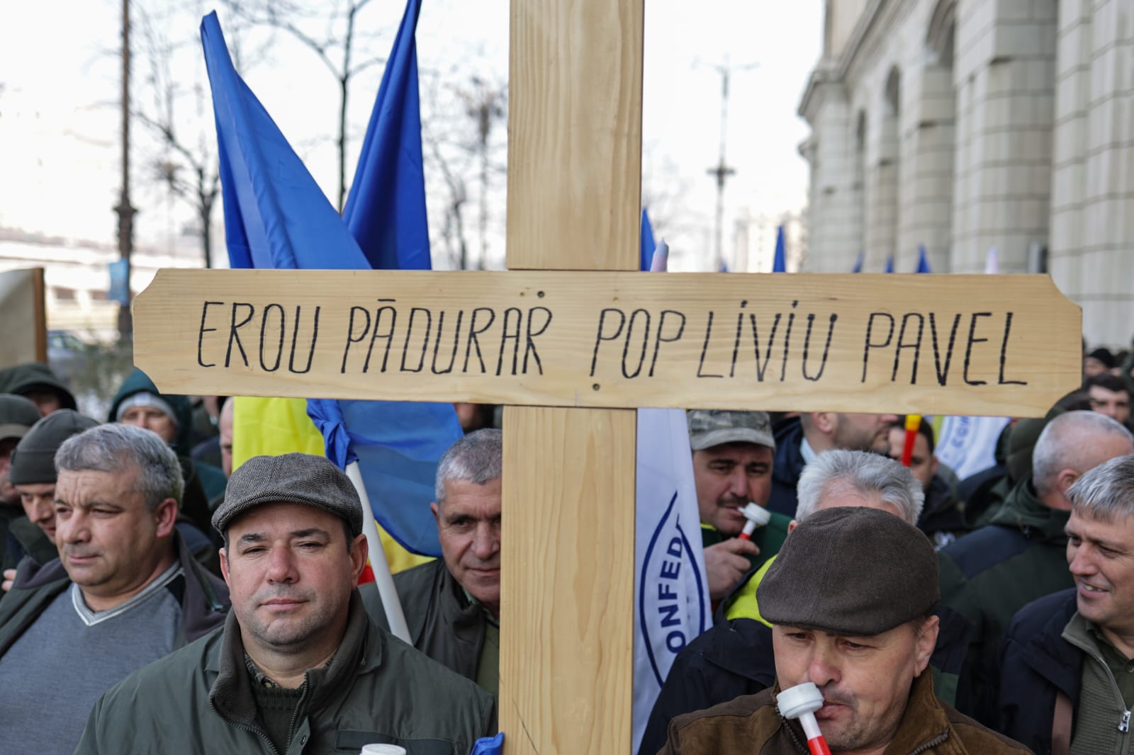 Protest al silvicultorilor în fața Ministerului Mediului, după ce Guvernul le-a redus salariile cu 25%