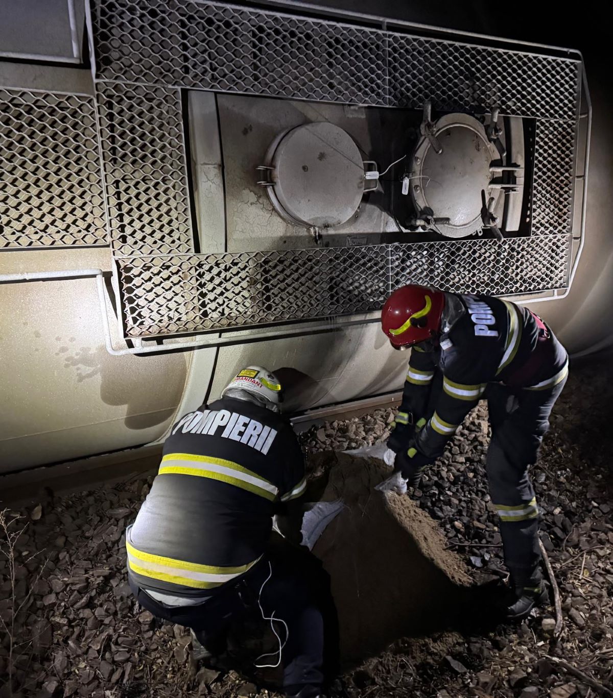 Un tren care transporta benzină a deraiat în Mehedinți. Două vagoane s-au răsturnat necesitând intervenția pompierilor | VIDEO