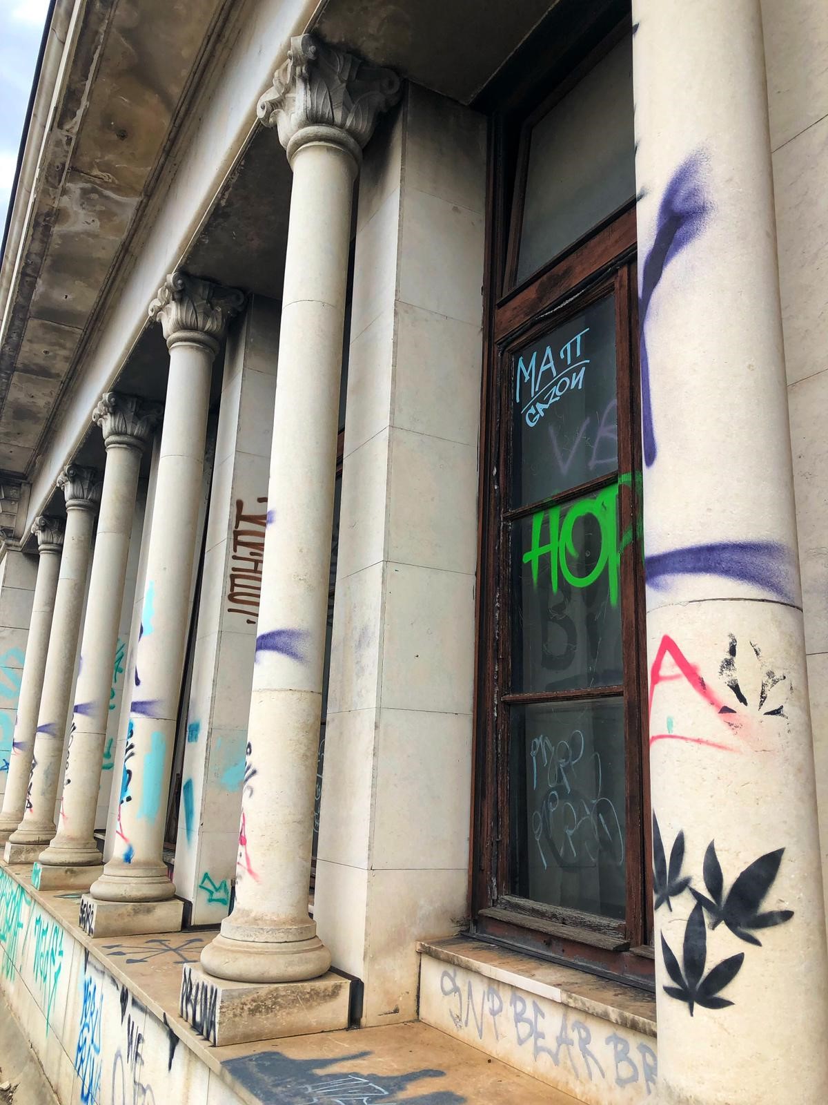 Blocul Rosenthal de pe Calea Victoriei intră în reparații. Fostul sediu al Băncii de Comerț Exterior, lăsat în paragină în ultimii 20 de ani / FOTO