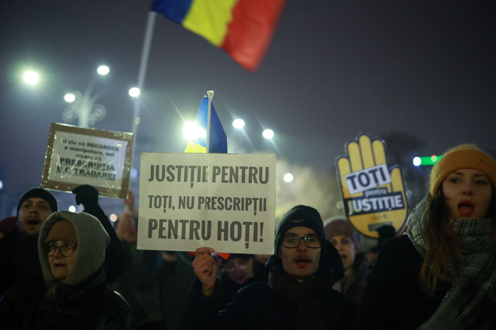 Marș pentru justiție în București: „Ați îngropat dosare / vă vrem la închisoare”/ Băsescu: MCV-ul ar putea fi reactivat