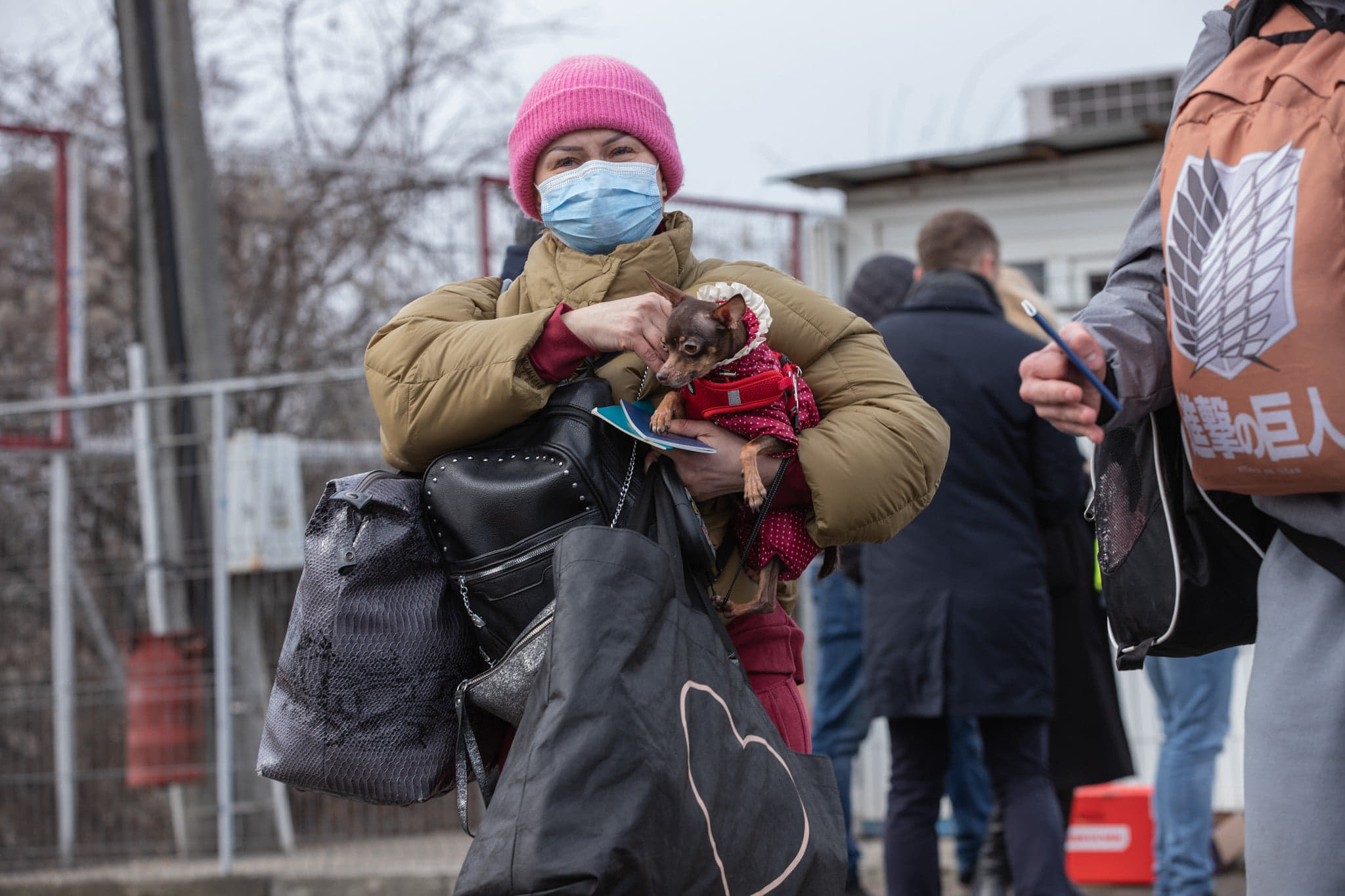 „Azi-noapte au lăsat să treacă și câțiva bărbați care aveau soțiile deja în România”. Ce se întâmplă la vama Sighetu Marmației