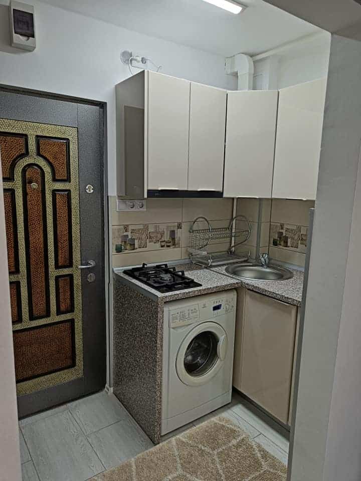 FOTO. Cum arată garsoniera cu bucătărie în hol pentru care se cer 300 de euro: „Numai în Cluj găsești genul ăsta de garsoniere”