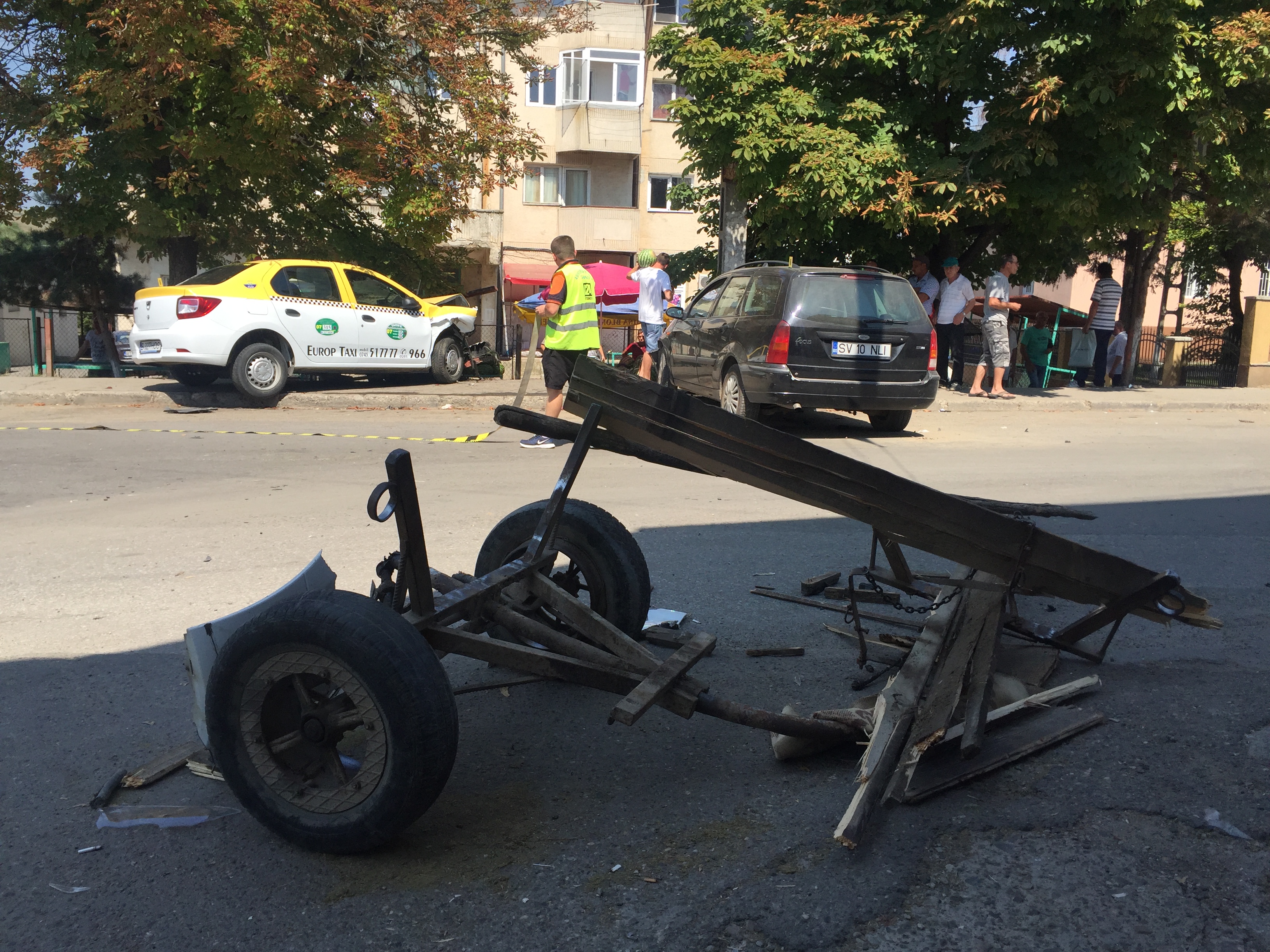 FOTO/VIDEO | Accident grav în județul Botoșani! Un bolnav psihic a furat un taxi și a spulberat o căruță