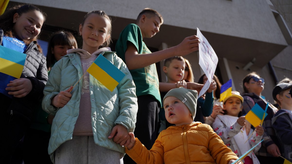 VIDEO | Femei cu copii din Ucraina, protest în fața Consulatului Rusiei de la Constanța. „Vreau să merg acasă, la tati”
