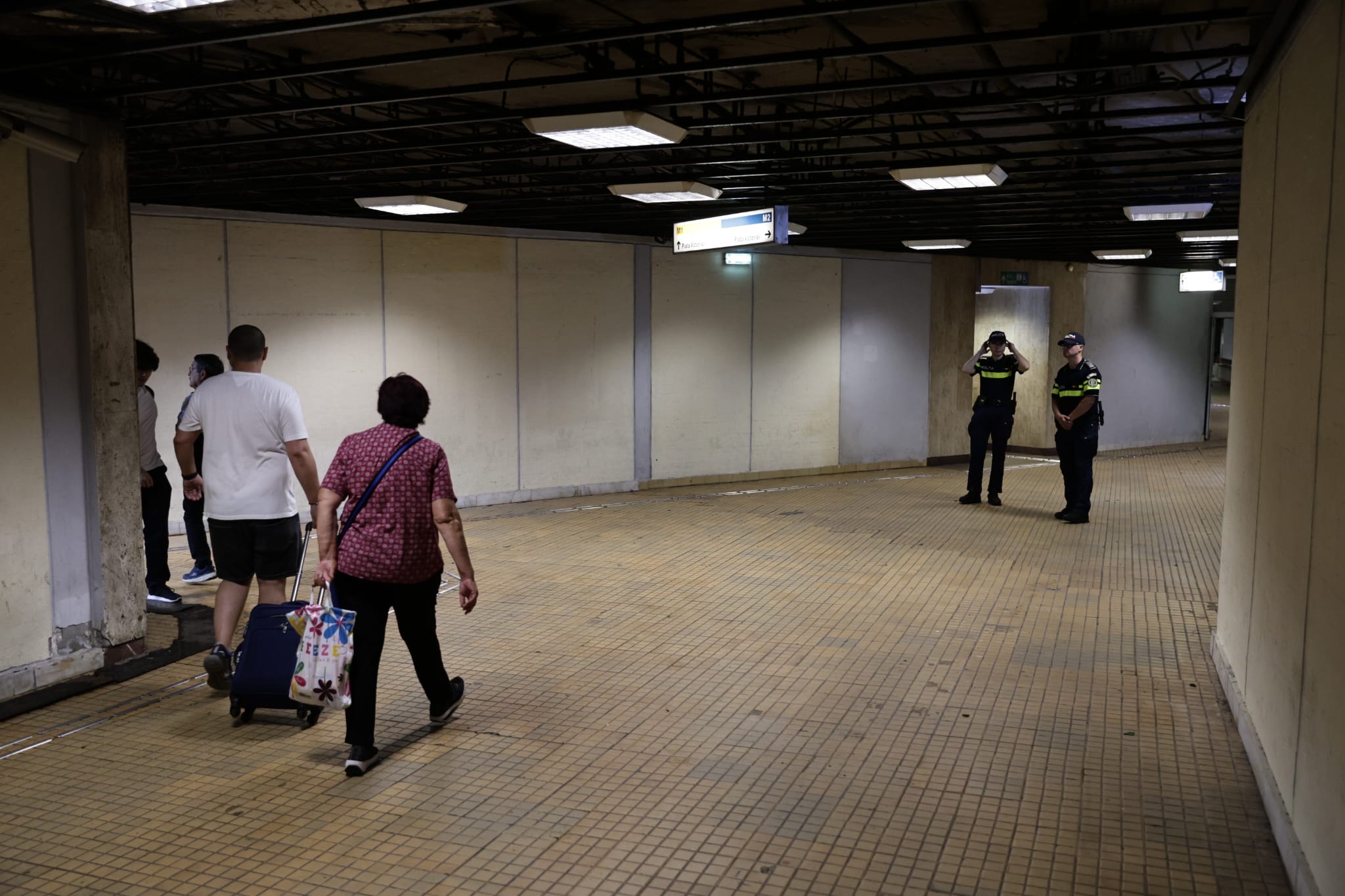 Stația Piața Victoriei 2 rămâne închisă, iar circulația s-ar putea relua joi dimineață. Pompierii scot apa de la metrou cu pompe și furtunuri