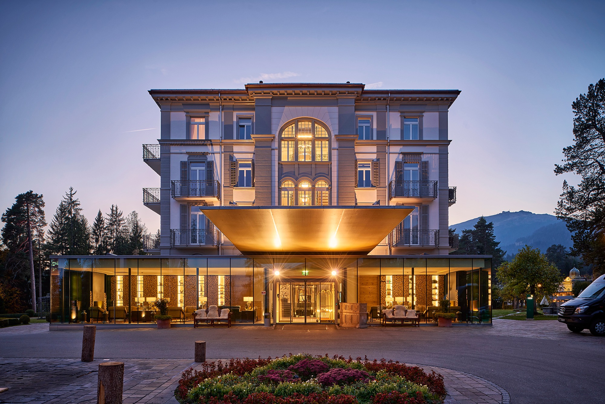 Noi detalii despre hotelul de lux cumpărat de „frații Dedeman” în Alpii elvețieni. Cât trebuie să investească