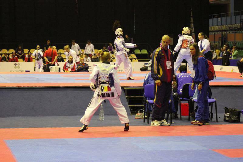 E blondă, frumoasă, licențiată în economie și scoate campioni pe bandă rulantă la Taekwondo GALERIE FOTO