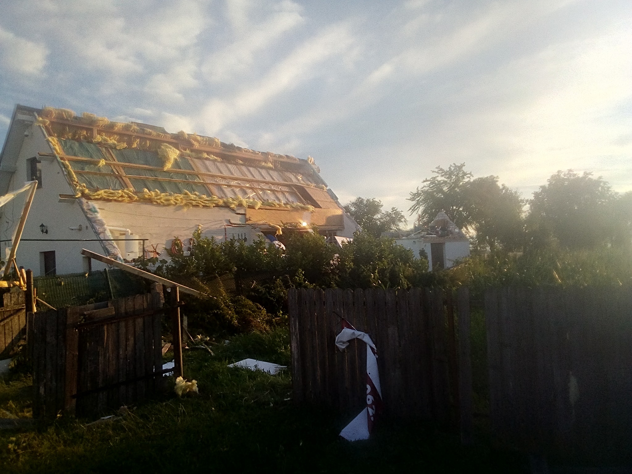 O tornadă a făcut prăpăd în comuna Mirosloveşti din Iași. Cel puțin două persoane au fost rănite și mai multe  case au fost distruse / FOTO