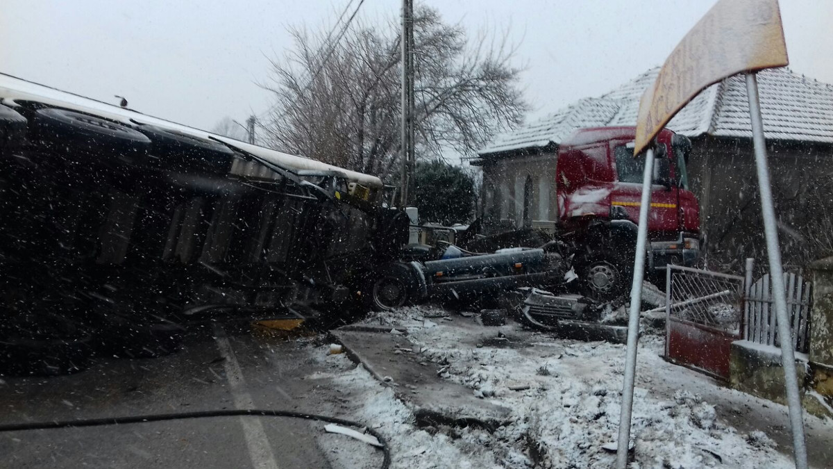 Un TIR s-a răsturnat peste o mașină care transporta butelii pline cu gaz, în județul Constanța/VIDEO&FOTO