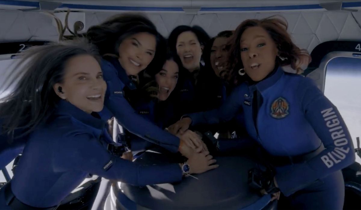 Blue Origin, acuzată de înscenare după un clip cu trapa deschisă din interior, înainte ca Katy Perry să coboare