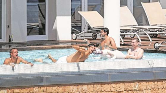 Orgie cu Nole Djokovici! Niciodată nu l-ai văzut așa pe campionul sârb