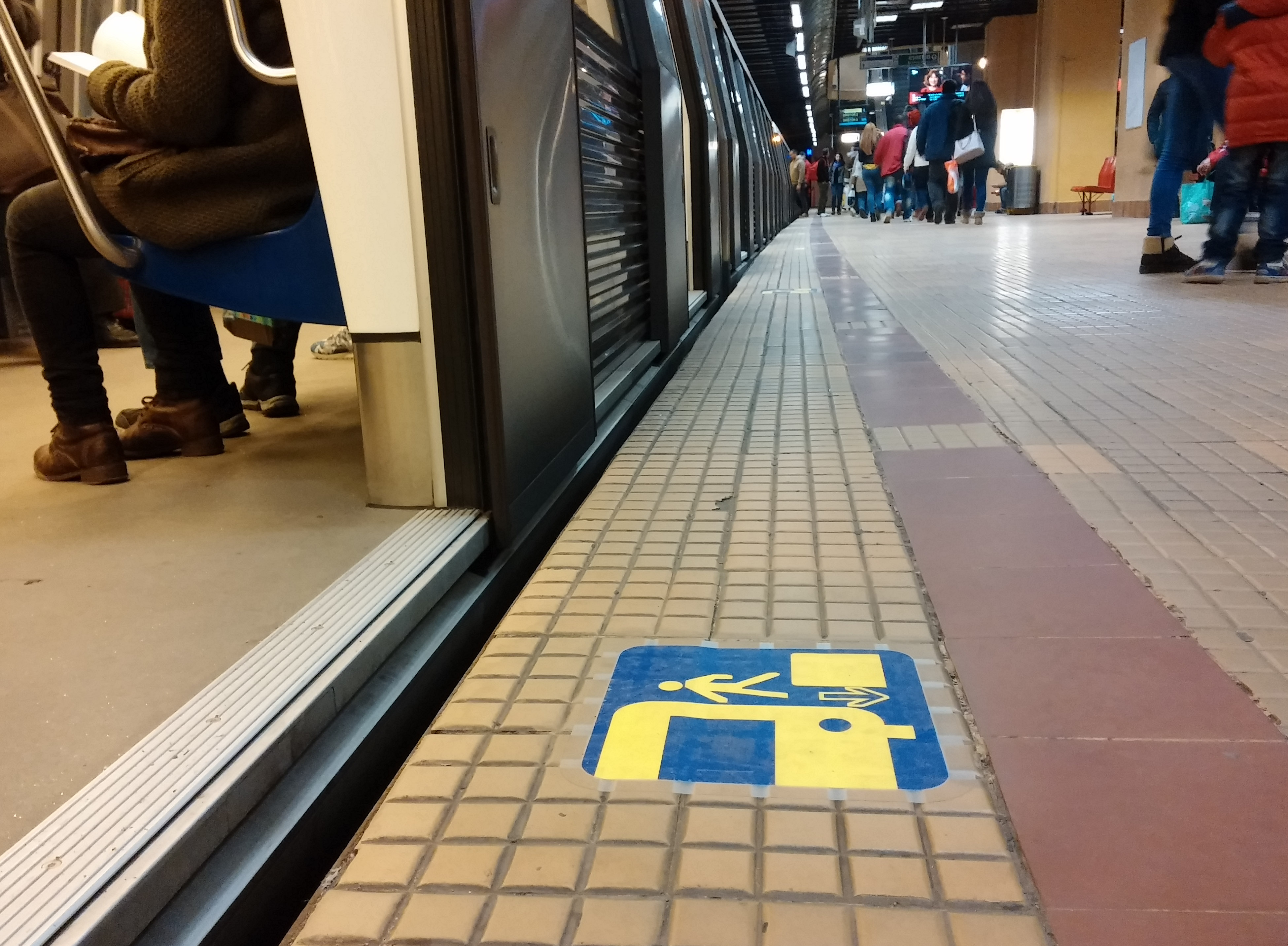 Metrorex a găsit o nouă soluţie pentru a semnaliza distanţa dintre tren şi peron! Ne bagă însă şi mai rău în ceaţă! GALERIE FOTO