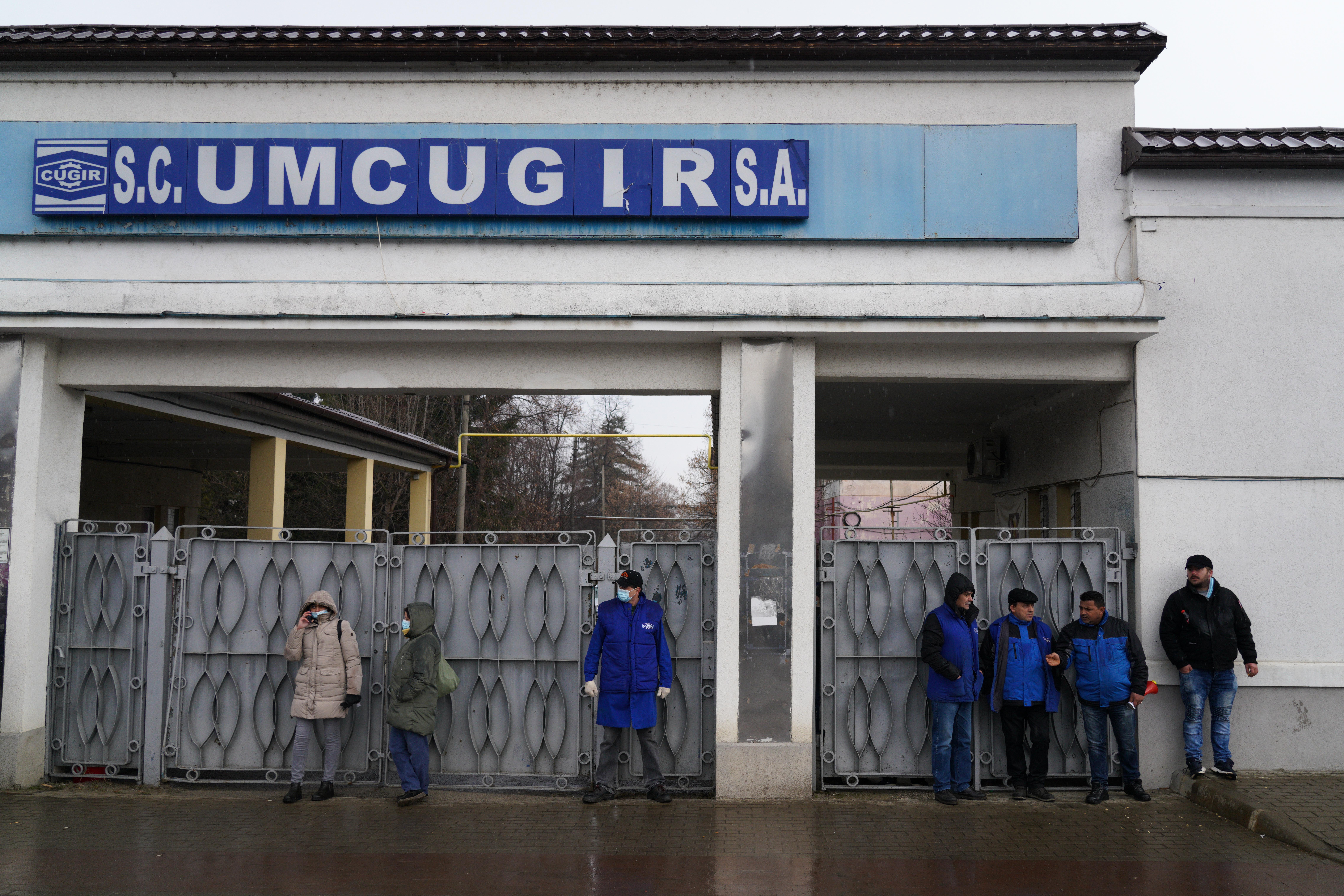 REPORTAJ | Disperarea muncitorilor din Cugir care fac muniție pentru NATO. „După 40 de ani câștig 1.800 de lei. Ce ne mai rămâne după factura la gaz?”