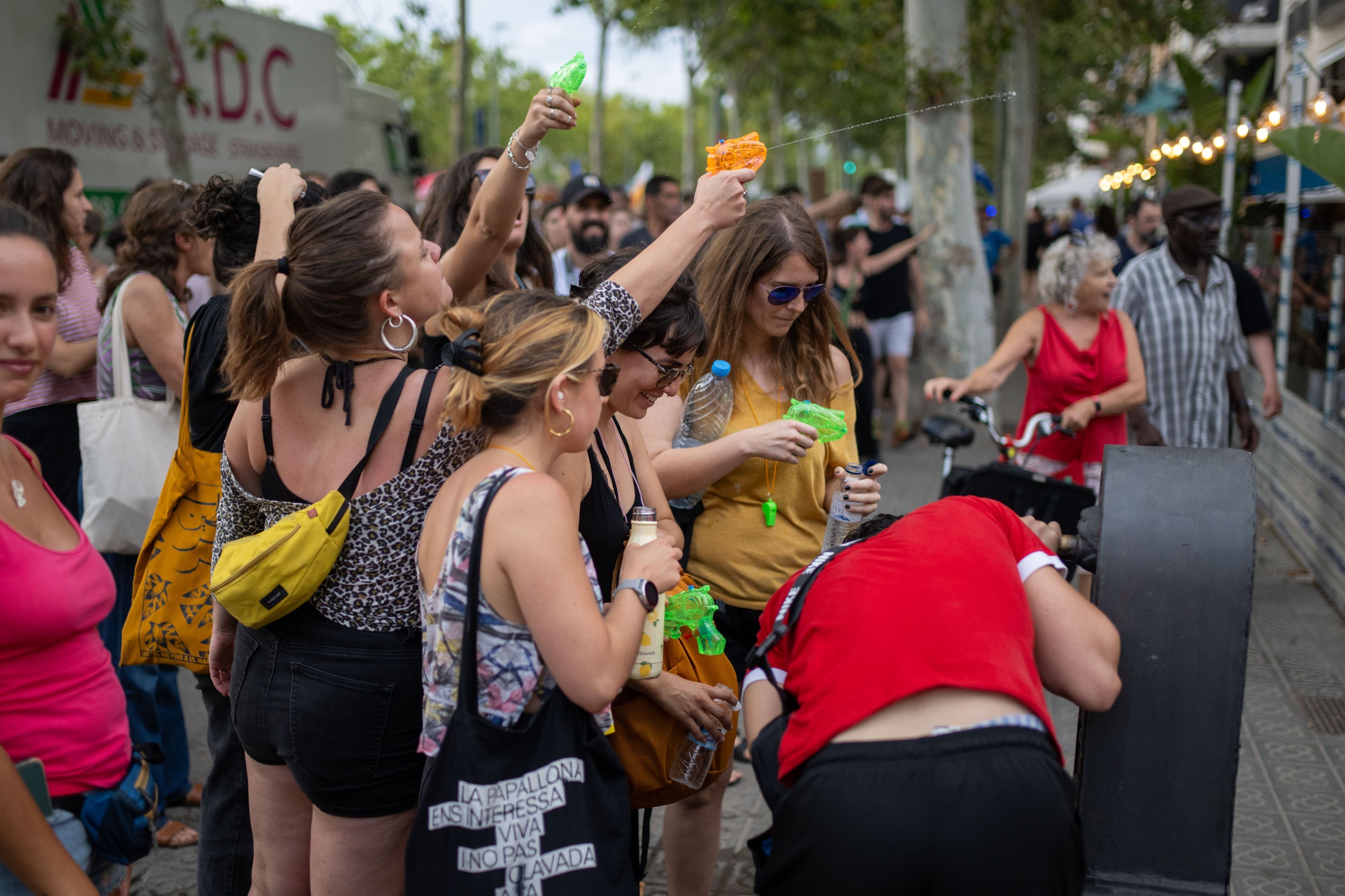 Spaniolii „au atacat” turiştii cu pistoale cu apă: „Nu suntem de vânzare. Plecați acasă!” | VIDEO