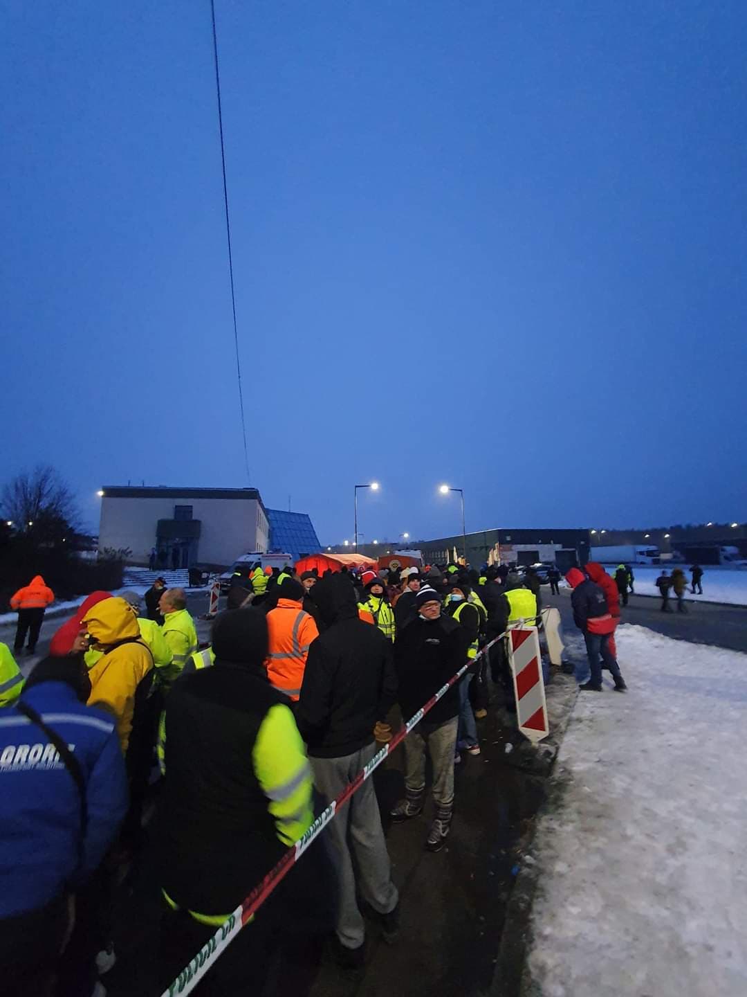 VIDEO | Sute de șoferi de TIR, mulți români, ținuți cu orele în viscol și ger la granițele Germaniei, ca să facă testul COVID
