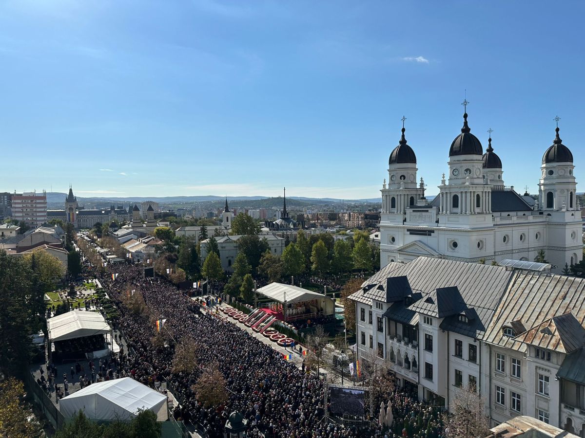 Candidații la prezidențiale au ajuns la slujba de la Catedrala Mitropolitană Iași, pentru Sfânta Parascheva