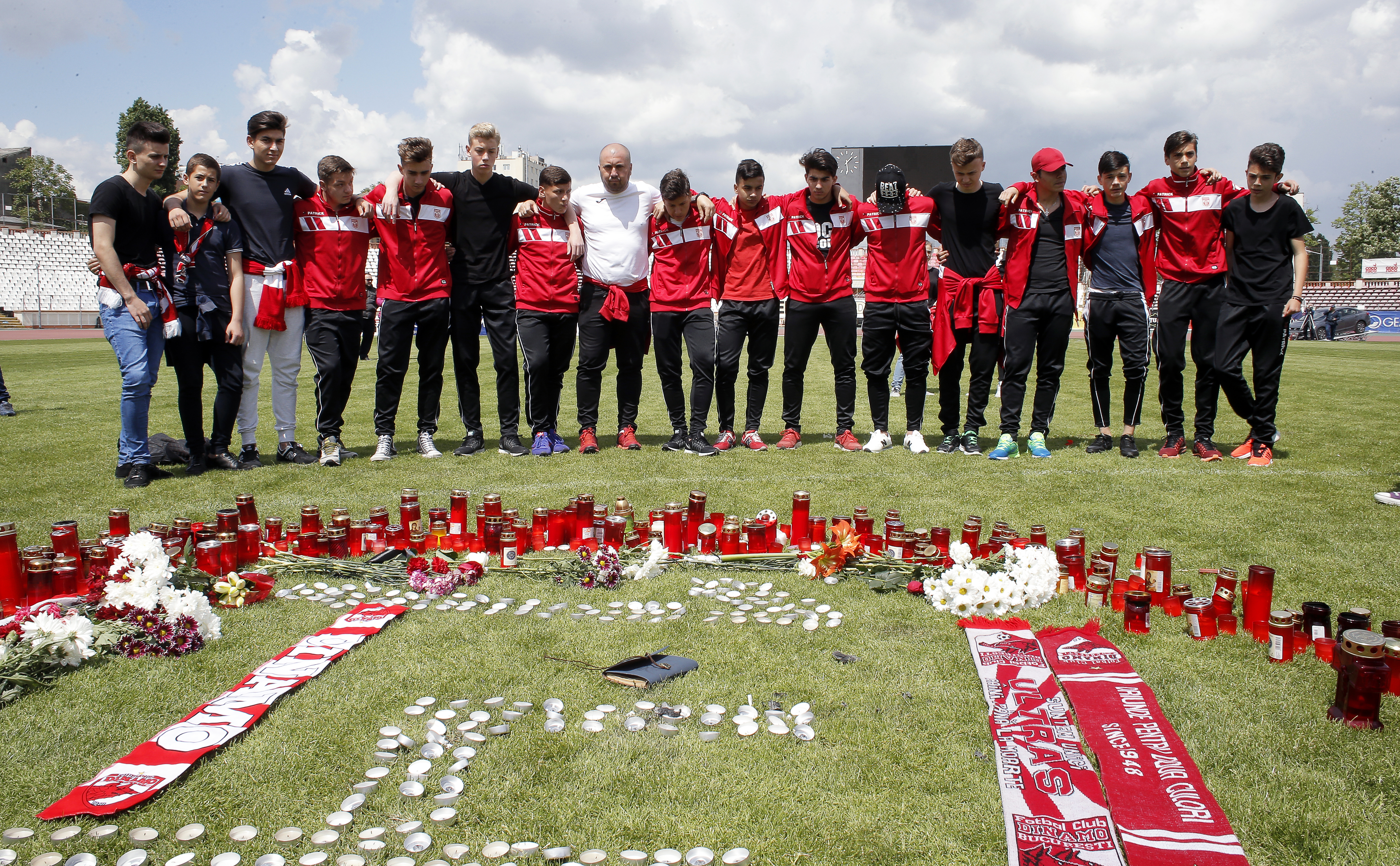 Tragedia i-a unit. Jucătorii de la Rapid și Steaua au mers pe arena rivalilor de la Dinamo să aprindă o lumânare  în memoria lui Ekeng