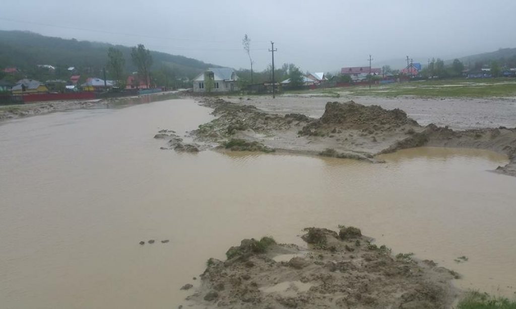 Inundații în Moldova. Zeci de oameni, evacuați din calea apelor. Mii de locuințe au rămas fără curent electric