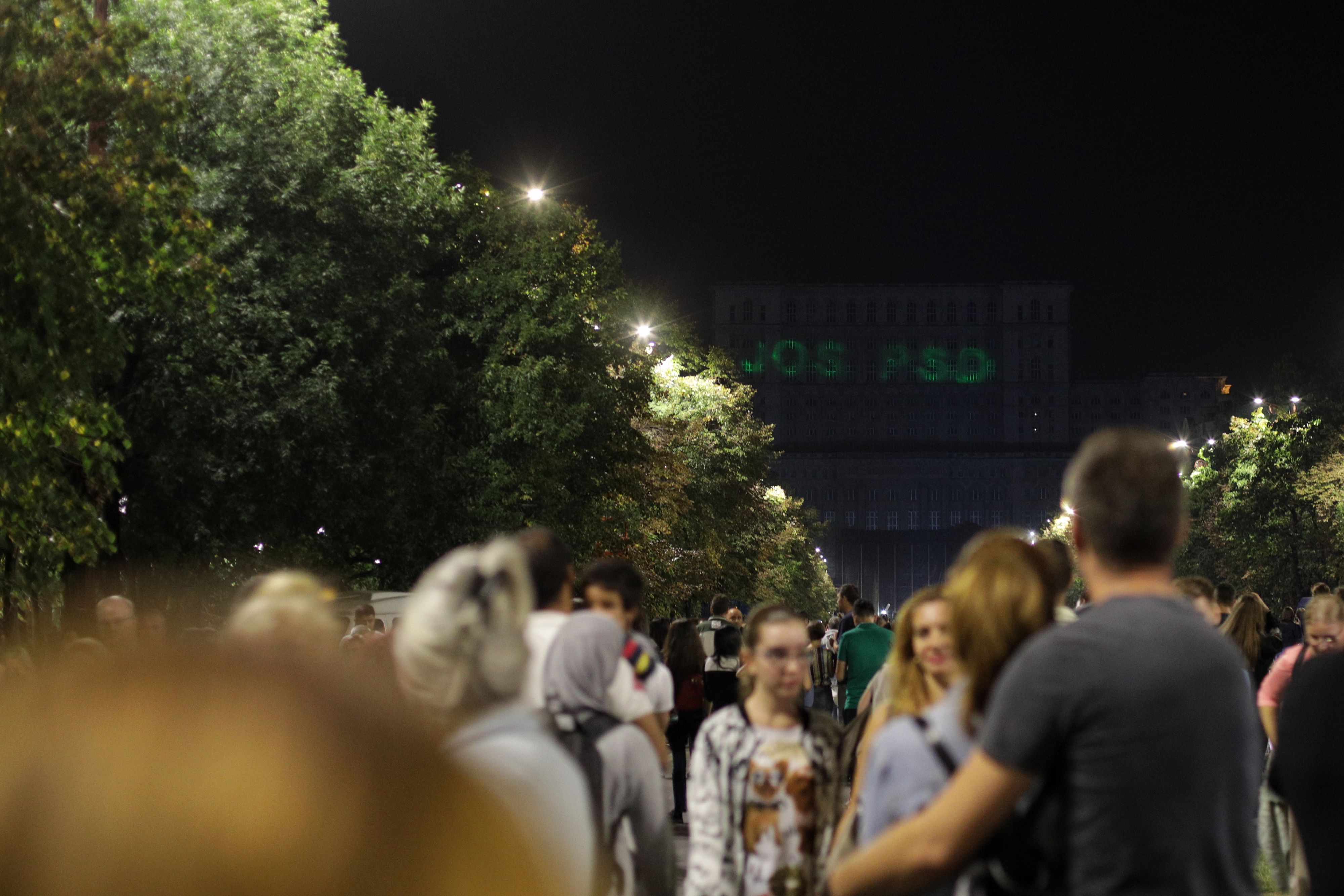 FOTO/ Mesaj anti-PSD pe clădirea Parlamentului, la festivalul iMapp. Ce spune cel care a făcut proiecția