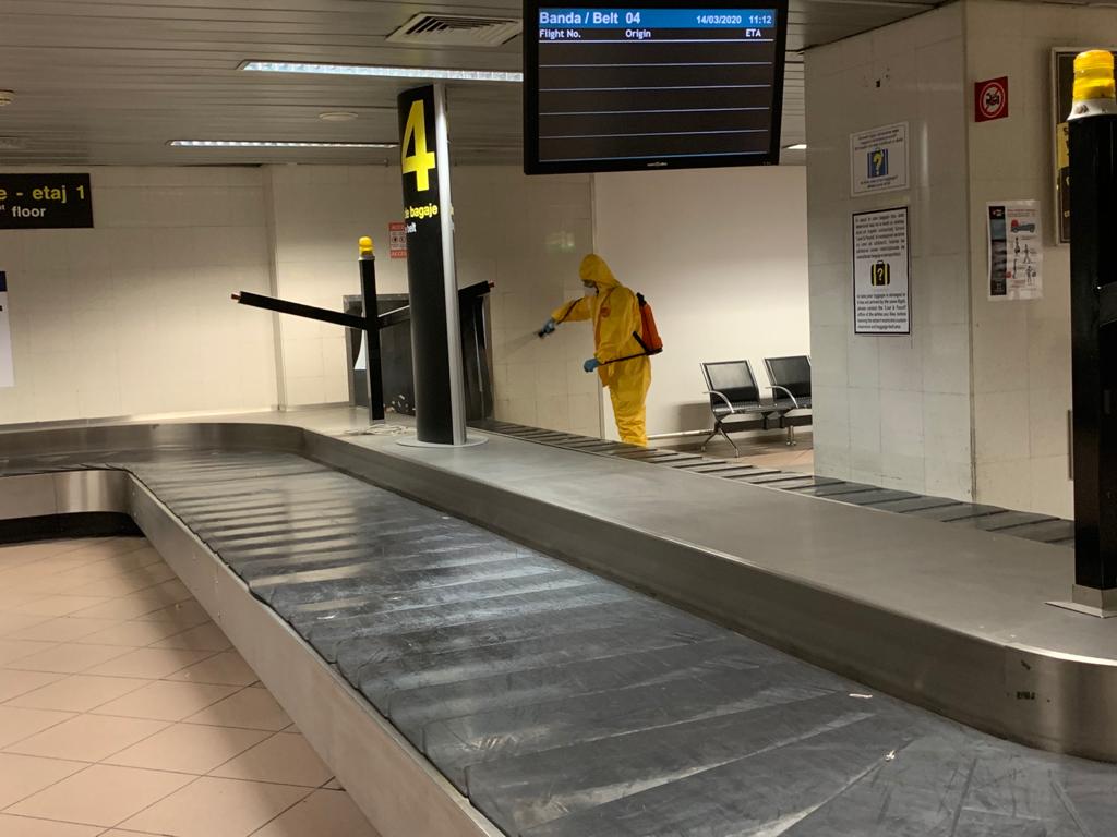 Măsuri de dezinfecție pentru coronavirus pe Aeroportul Otopeni. Ce se întâmplă în zona pe unde vin pasageri din alte țări cu COVID-19