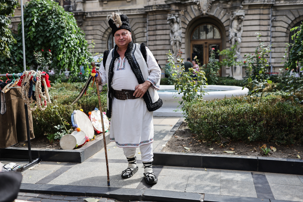 „Cred că las căciulile și opincile și mă apuc să vând țuică”. Povestea băcăuanului care l-a cunoscut pe Părintele Galeriu și a renunțat la preoție