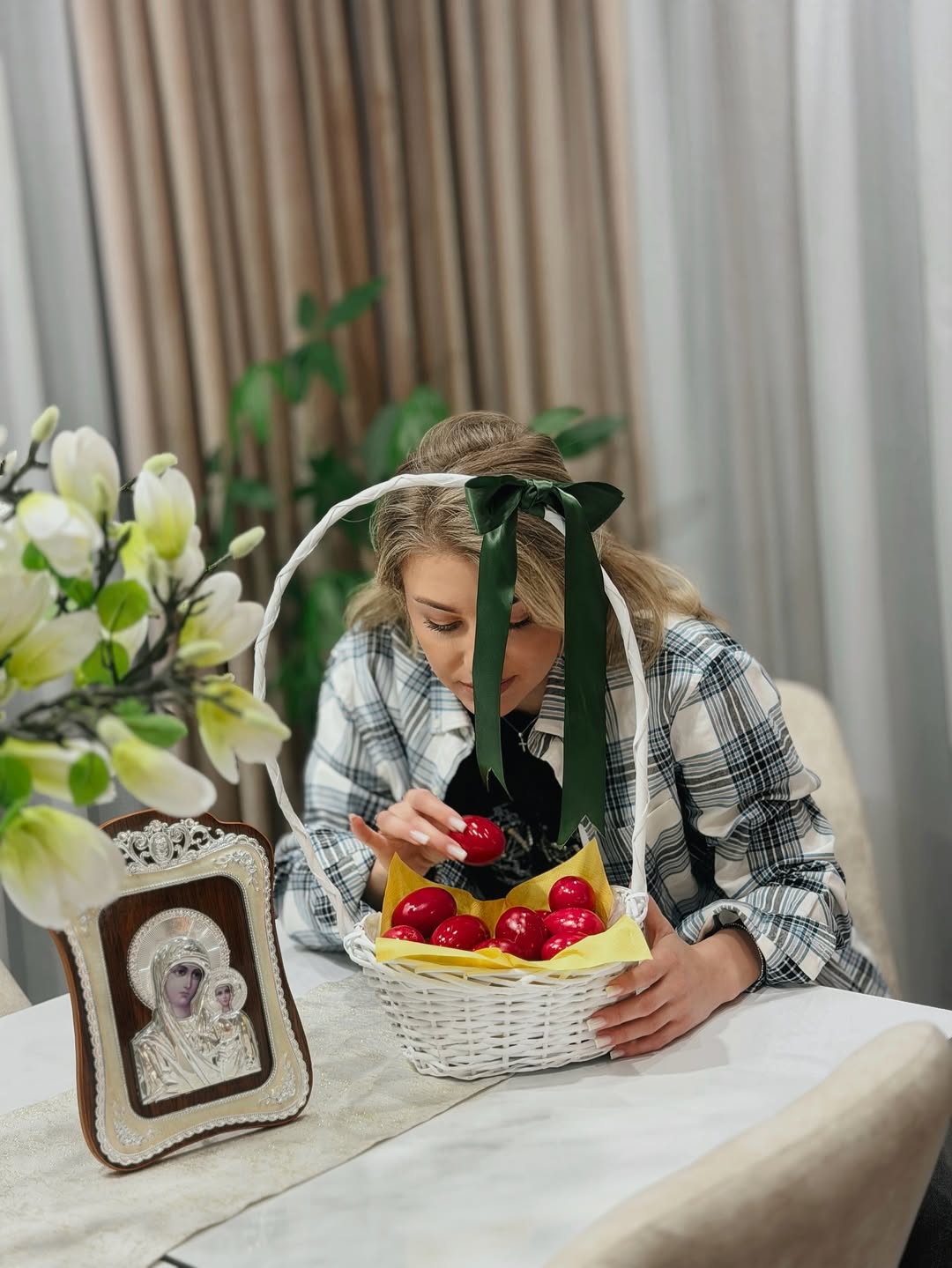 Ce face Codruța Filip în timp ce Valentin Sanfira se află în vacanță cu presupusa iubită. Artista nu a rămas singură în România
