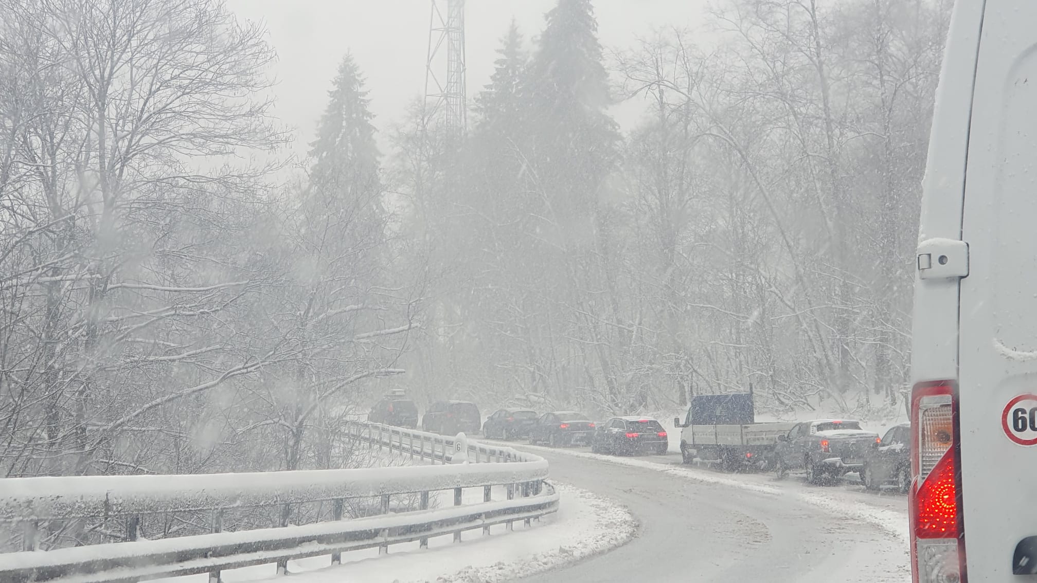 Trafic blocat pe DN 1 și pe drumul spre Râșnov, din cauza zăpezii. Coloane de câțiva kilometri