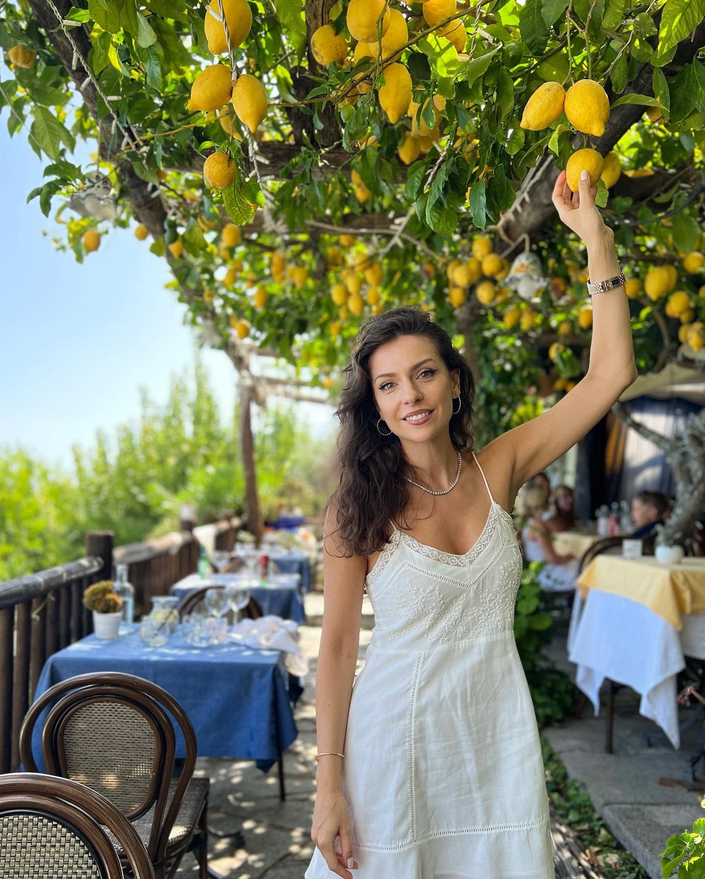 Ce face Simona Țăranu cu hainele pe care nu le mai poartă. „Las o parte să văd dacă mă răzgândesc sau revine moda”