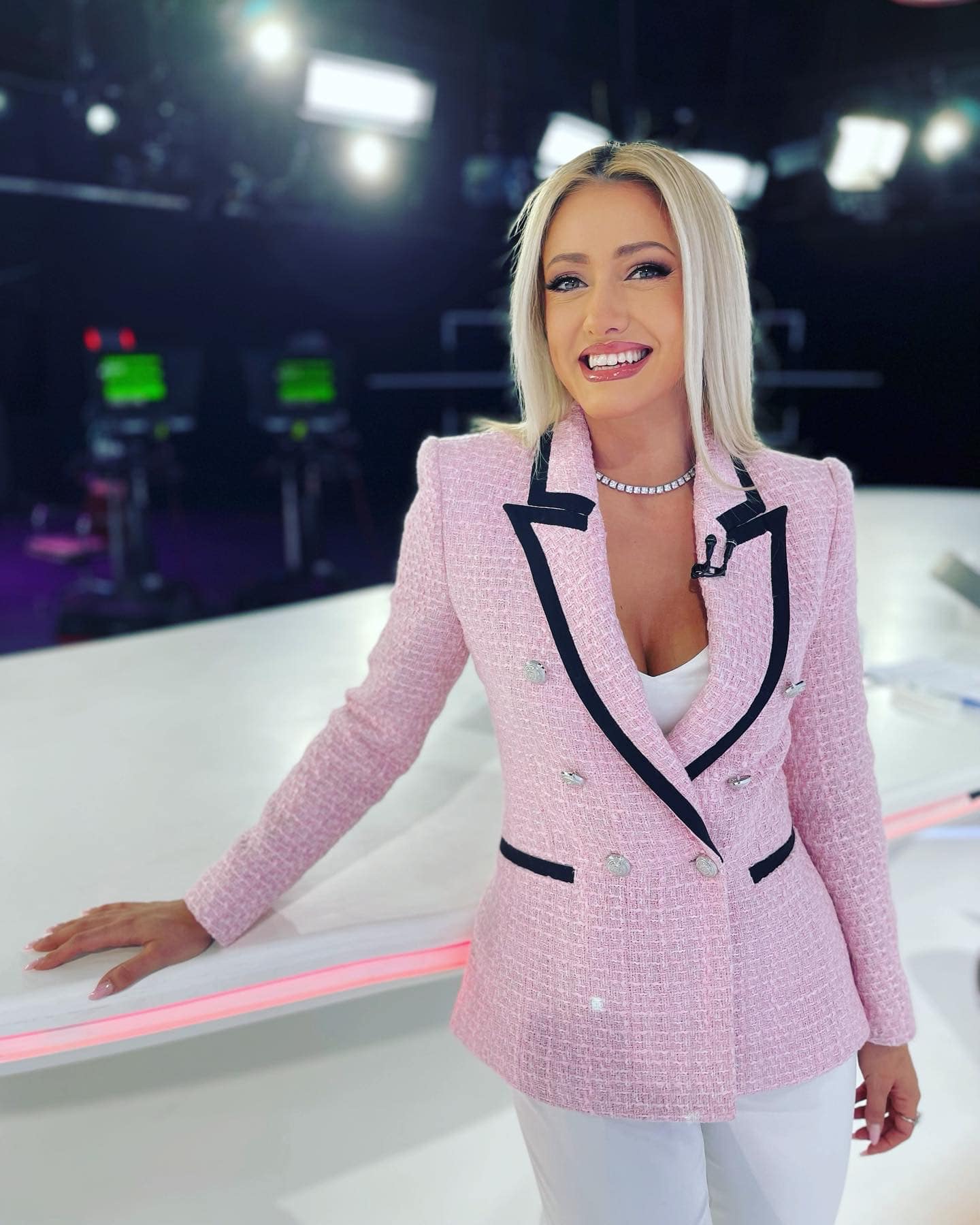La ce oră se trezește zilnic Iuliana Pepene să meargă la Antena 1: „Dorm undeva la patru ore pe noapte”. Își dorește să își schimbe programul, dar nu și serviciul