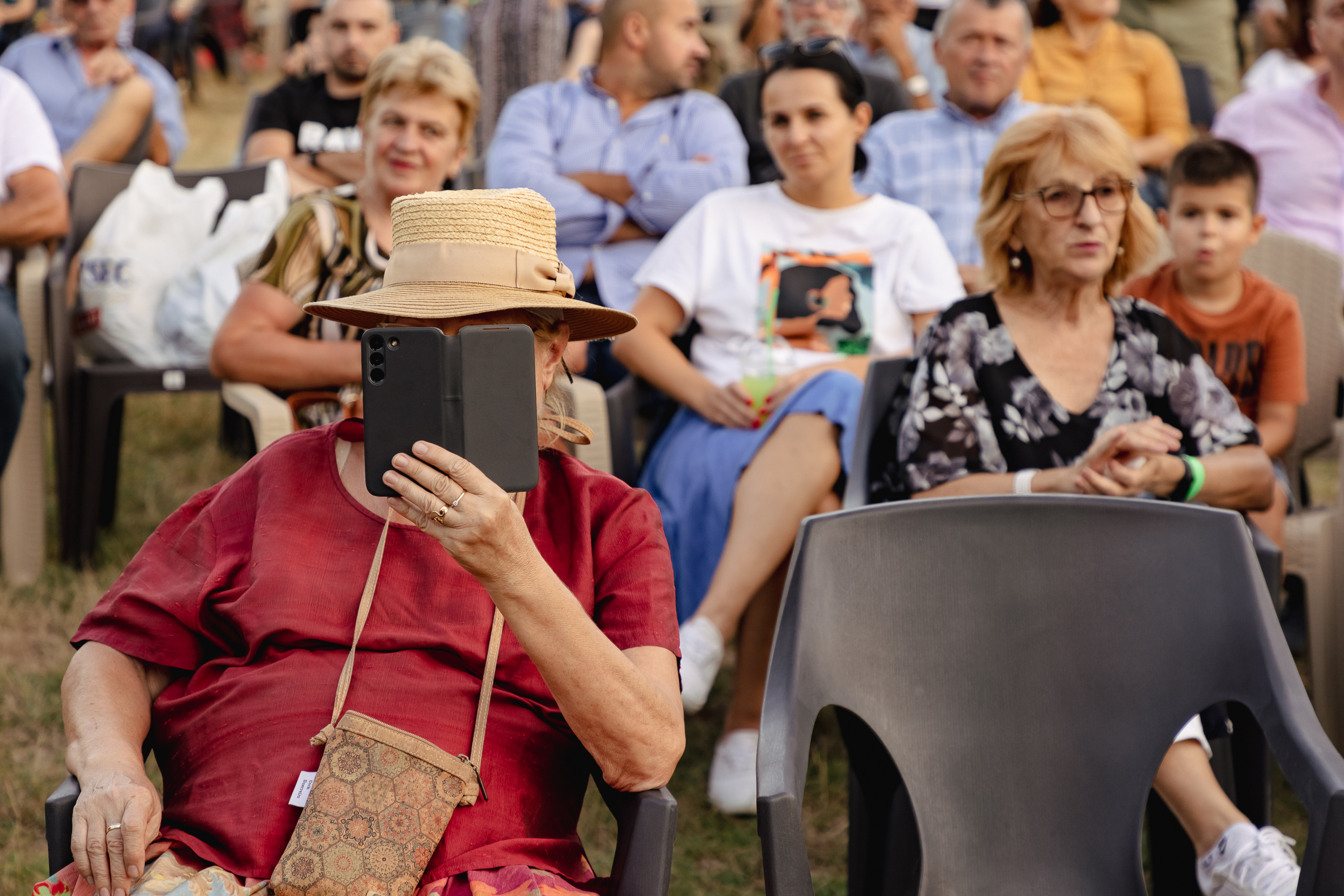 REPORTAJ Actorul Cuzin Toma a venit cu Taraful Caliu să aducă Film în Sat, la Peștișani, Gorj: „Să știe oamenii care m-au văzut crescând că joc și roluri serioase!”