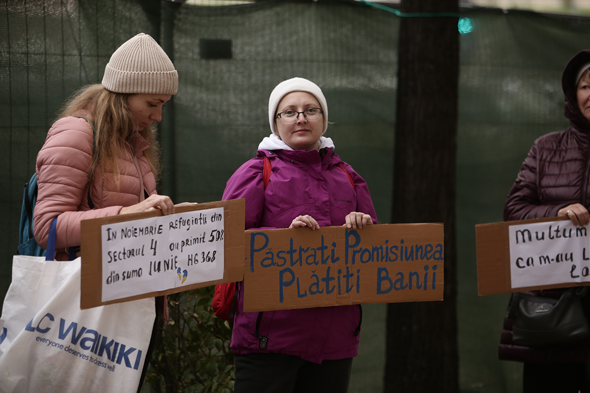 „Încercăm să nu consumăm prea multă apă sau lumină”. Protestul ucrainenilor refugiați în România care nu au primit banii promiși de Guvern