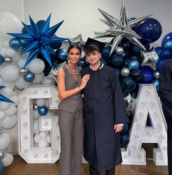 Cum a apărut Geanina Ilieș la liceul unde băiatul ei a dat Bacalaureatul. Îmbrăcată în galben și cu geanta Louis Vuitton pe umăr, vedeta a avut emoții