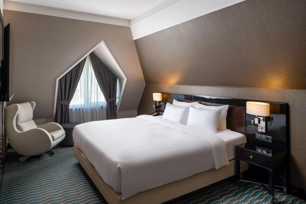 La TVR nu e austeritate. Șeful instituției, Dan Turturică, a călătorit de la București la Chișinău cu zbor la business class și a avut cazare la hotel de cinci stele. Reacția TVR