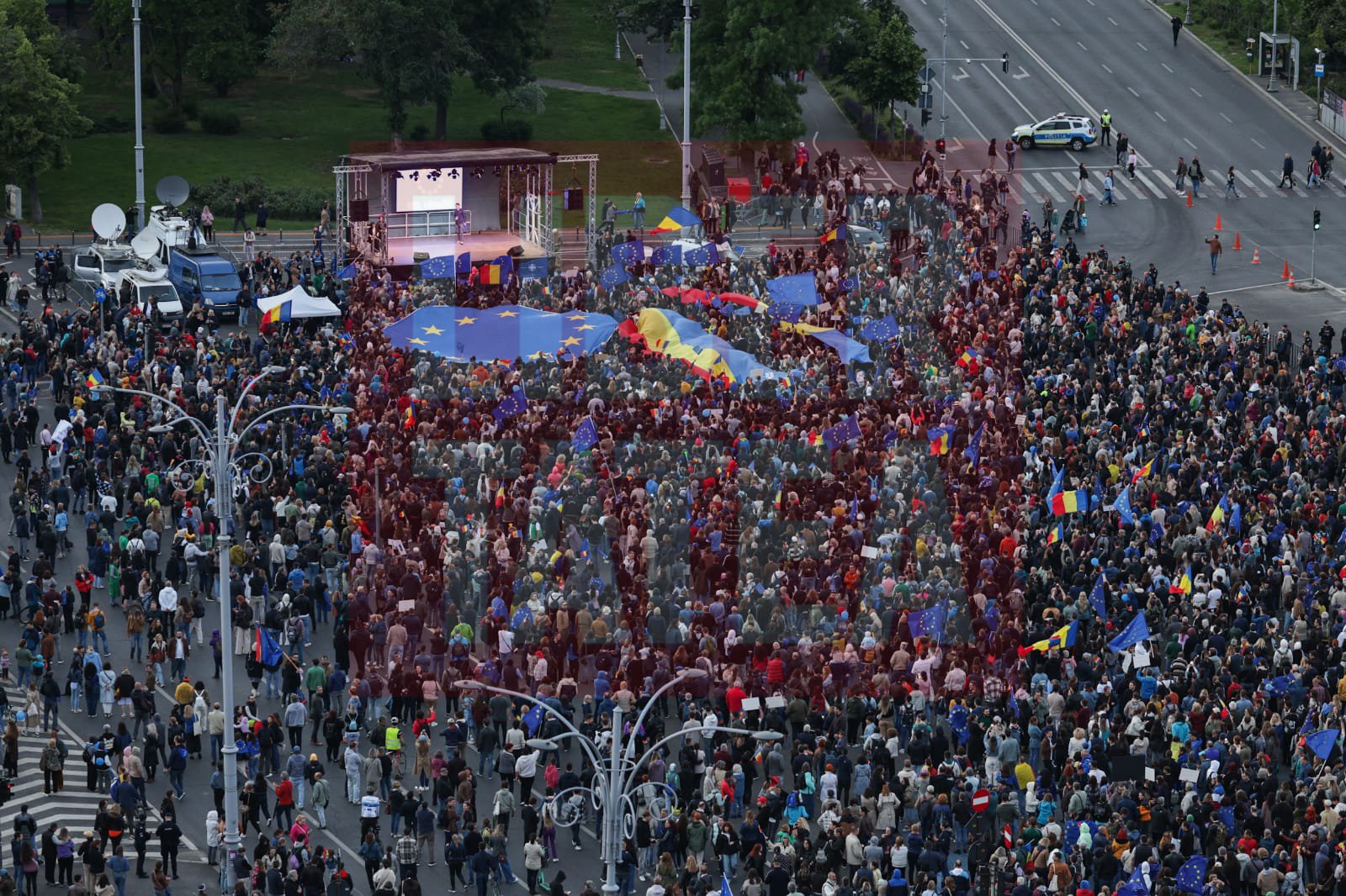Miting pro Europa în București de Ziua Europei pentru susținerea apartenenţei la UE. Lumea a cântat „Imnul golanilor” și „Insieme”. Câți oameni au fost