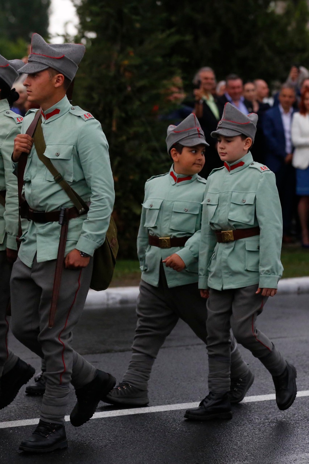 FOTOREPORTAJ: Peste 10.000 de oameni, la Buzău, de Ziua Eroilor. Jumătate au fost elevi aduși de profesori