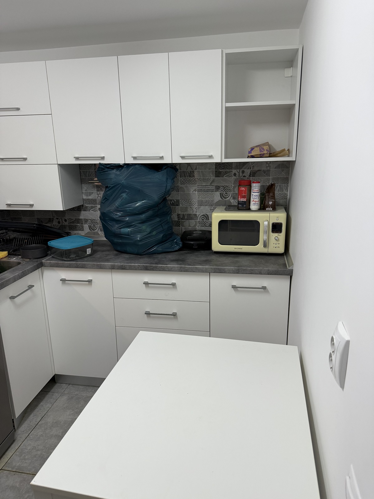 Imagini înainte și după cu apartamentul pe care Calina Dumitrescu l-ar fi distrus. Proprietara rupe tăcerea: „O pune pe mama ei sa se ocupe de mizeria pe care ea o face”