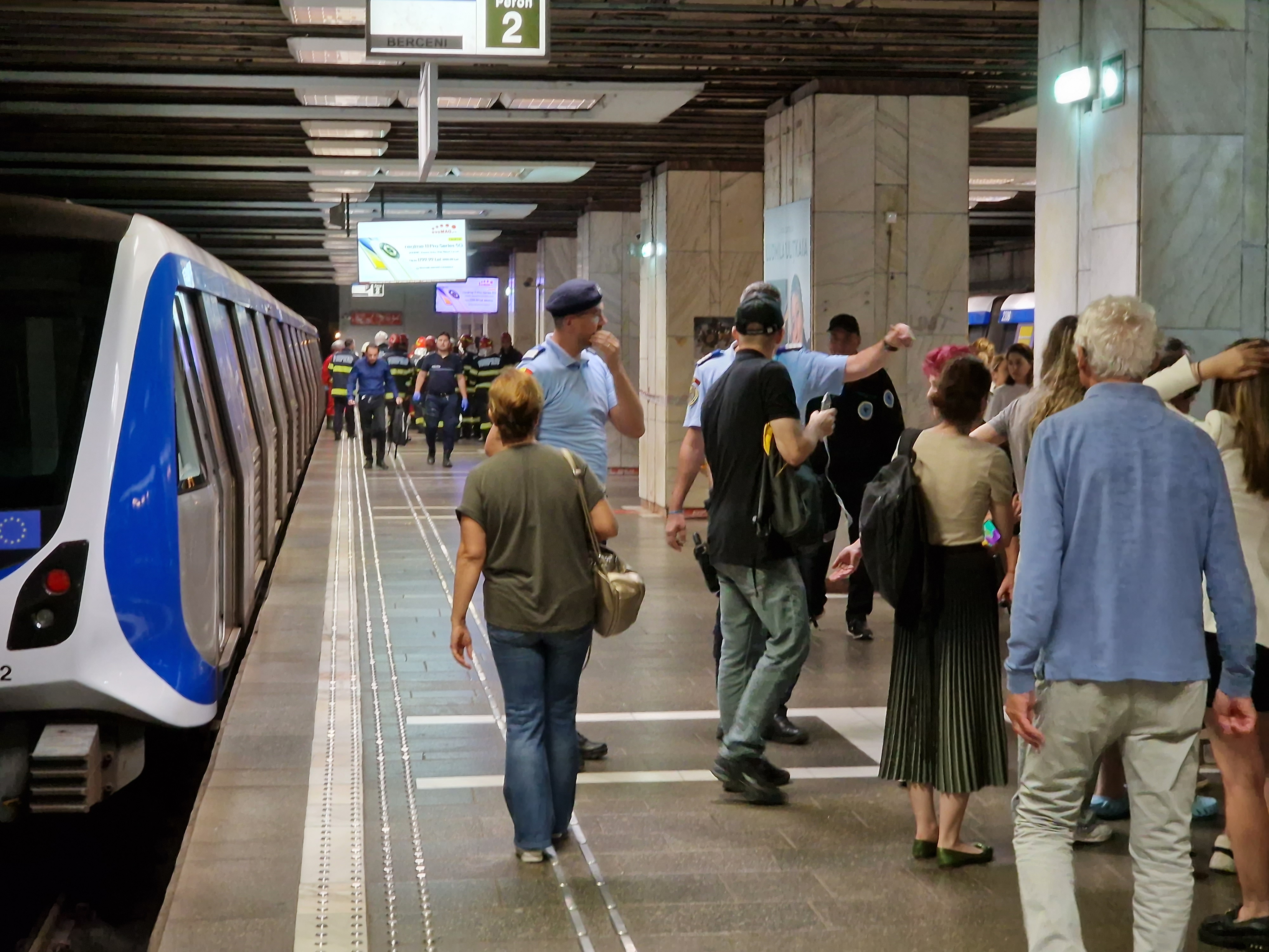 Circulație îngreunată pe magistrala 2 de metrou după ce un bărbat a ajuns pe șine în stația Aviatorilor