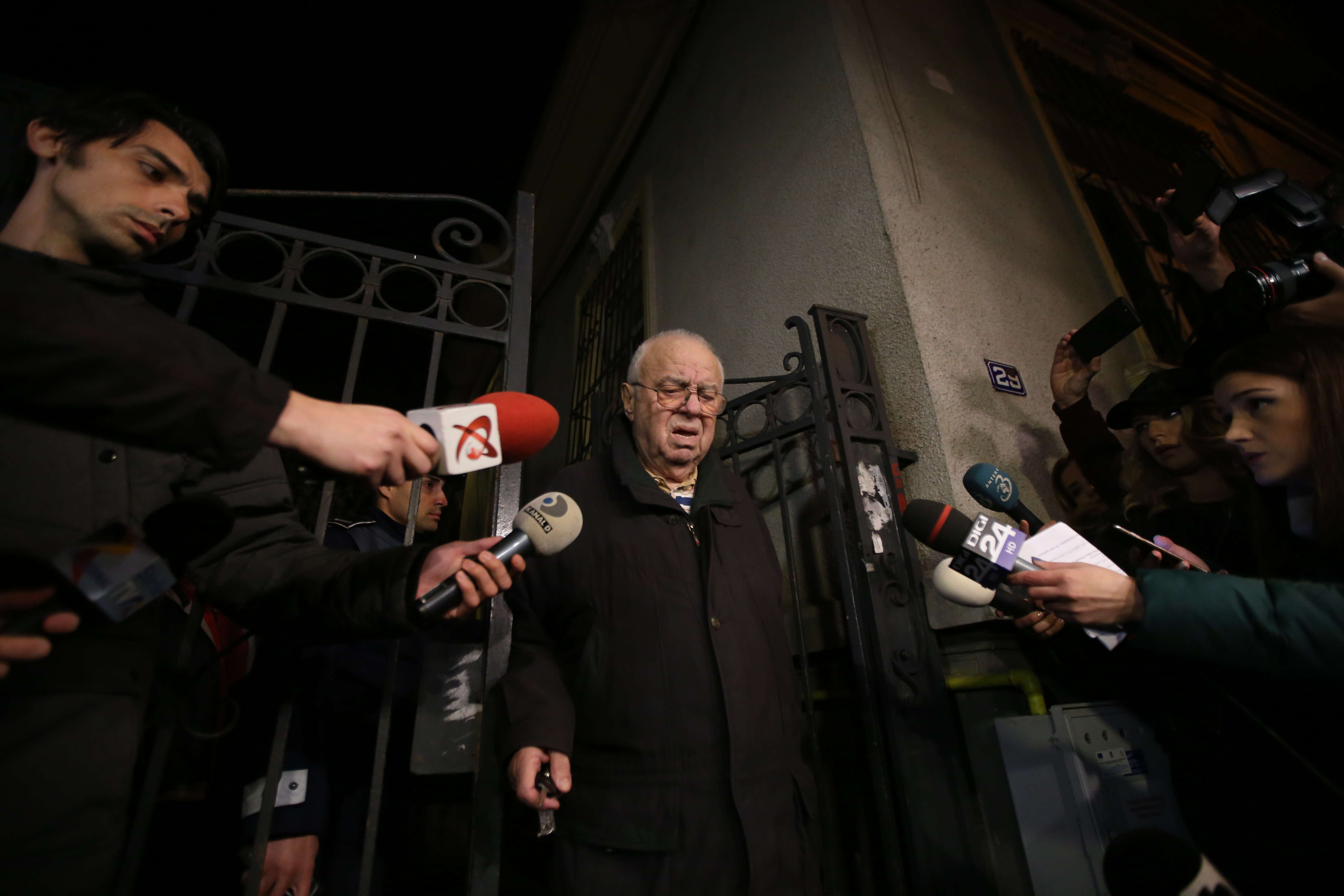 Alexandru Arșinel a ieșit în lacrimi din casa Stelei Popescu. "Cred că a murit ieri. Hemoragie internă, posibil" | FOTO