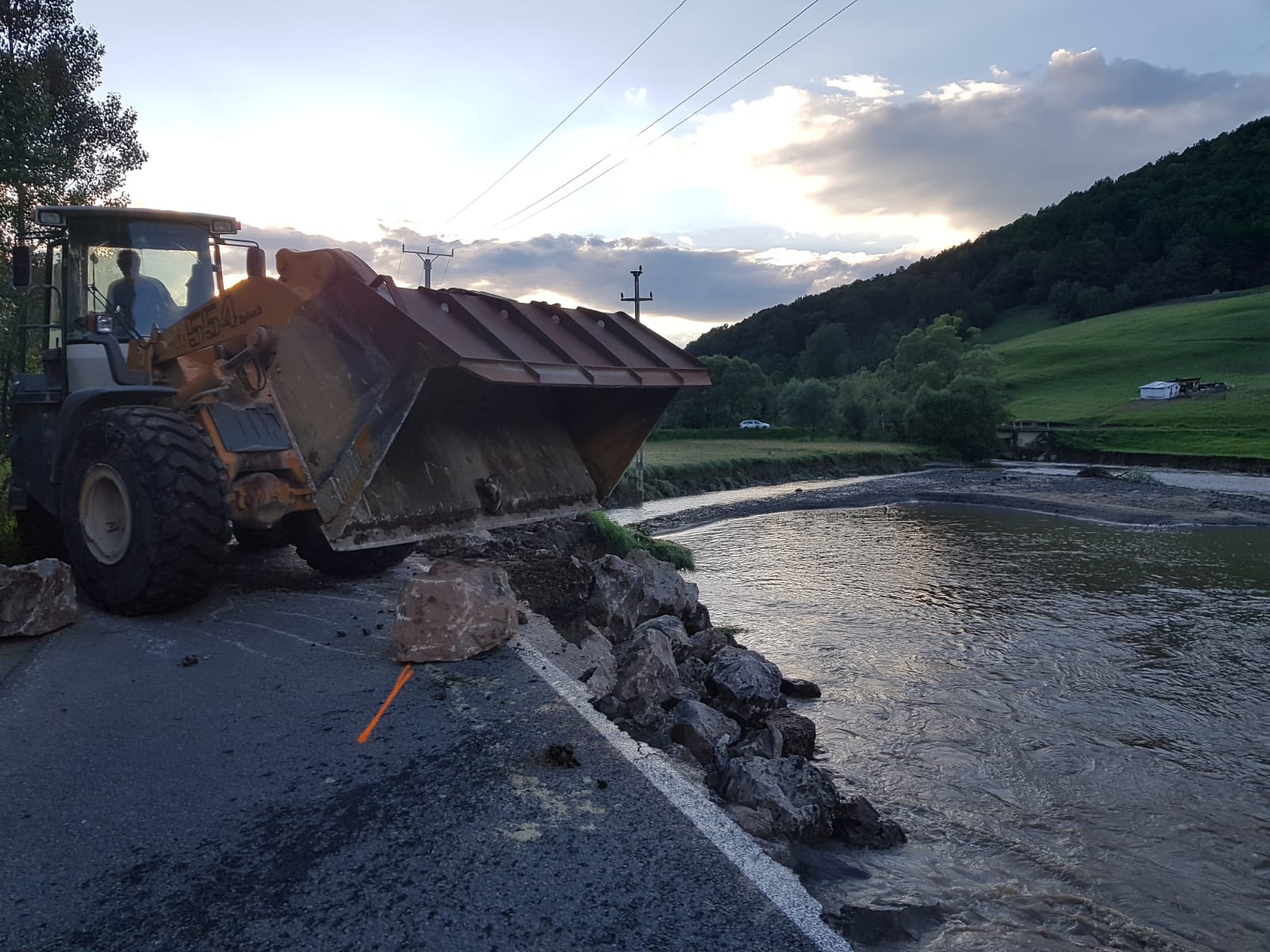 VIDEO/ Inundații de proporții în Covasna și Brașov. Bilanțul de luni dimineață. Șapte drumuri închise, sute de locuințe afectate