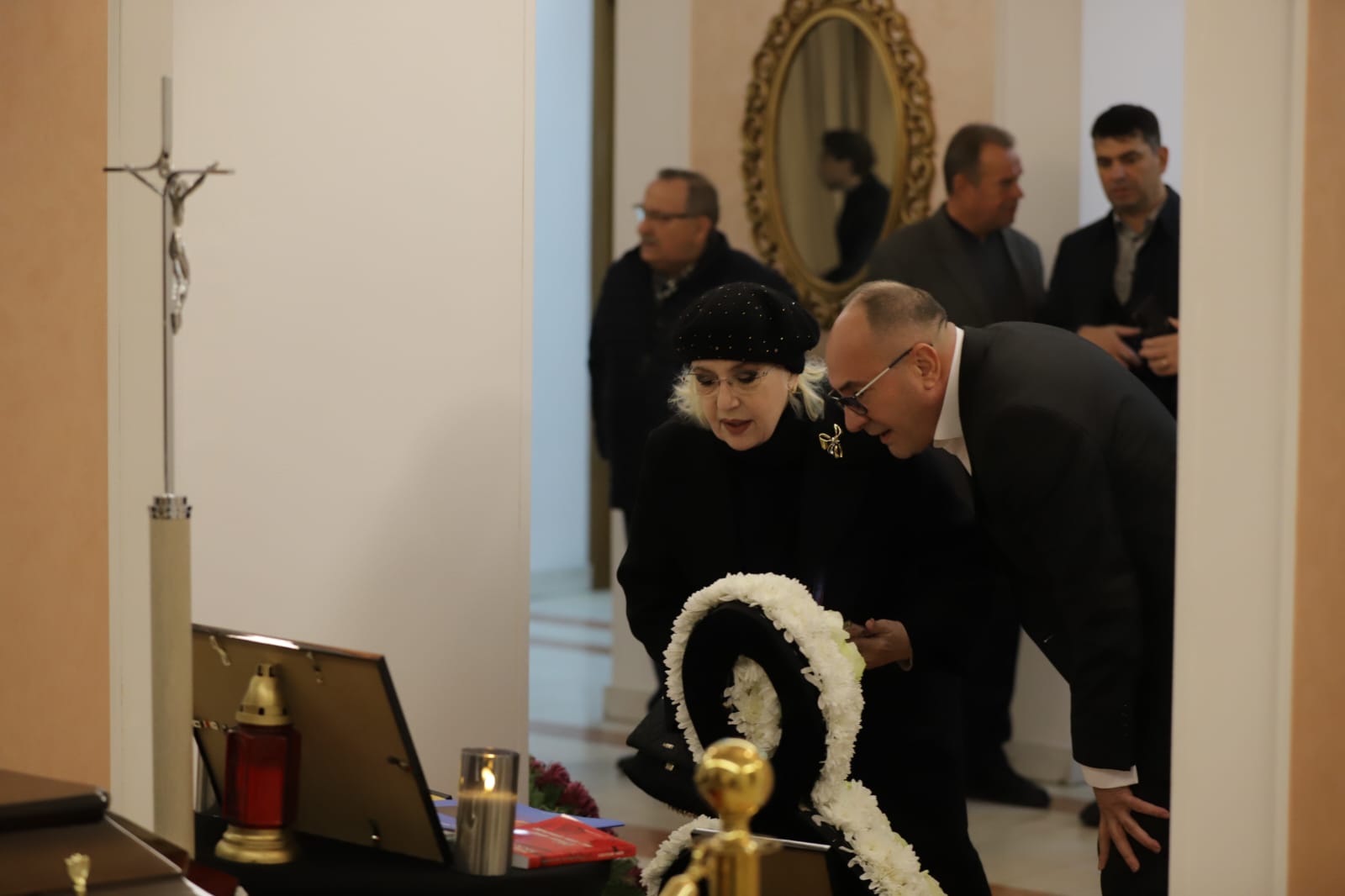 Cum a apărut Nidia Moculescu lângă sicriul cu trupul neînsuflețit al lui Horia Moculescu. Primele imagini