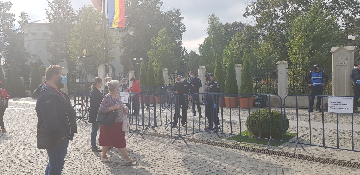 În pandemie, pelerinii Sfintei Parascheva se roagă doar cu buletinul și speră la vremuri mai bune. “N-am văzut niciodată așa ceva!”