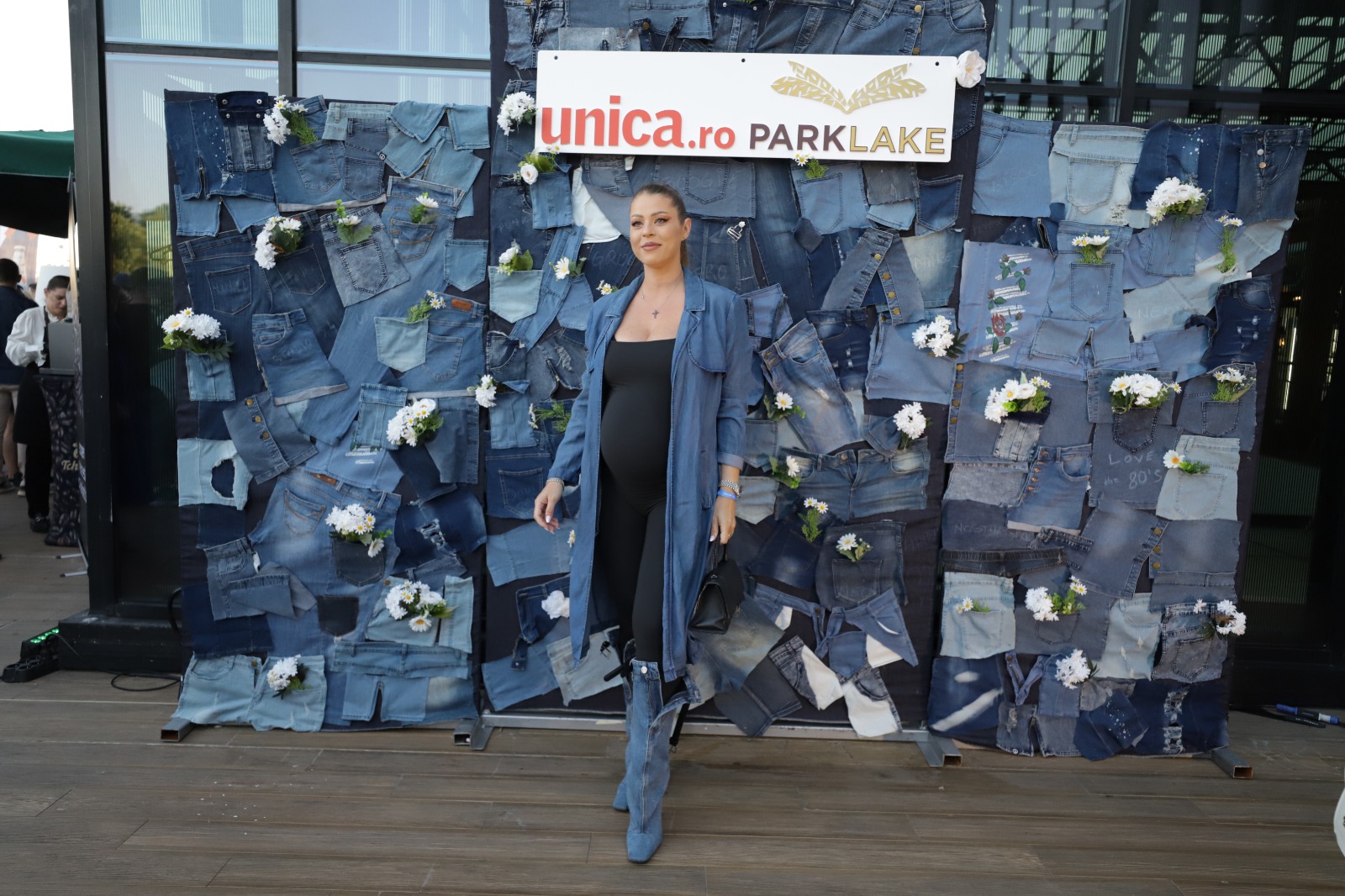 Roxana Nemeș, cu burtica de gravidă la petrecerea Unica Urban Party Nostalgia 2025. Vedeta a radiat de fericire