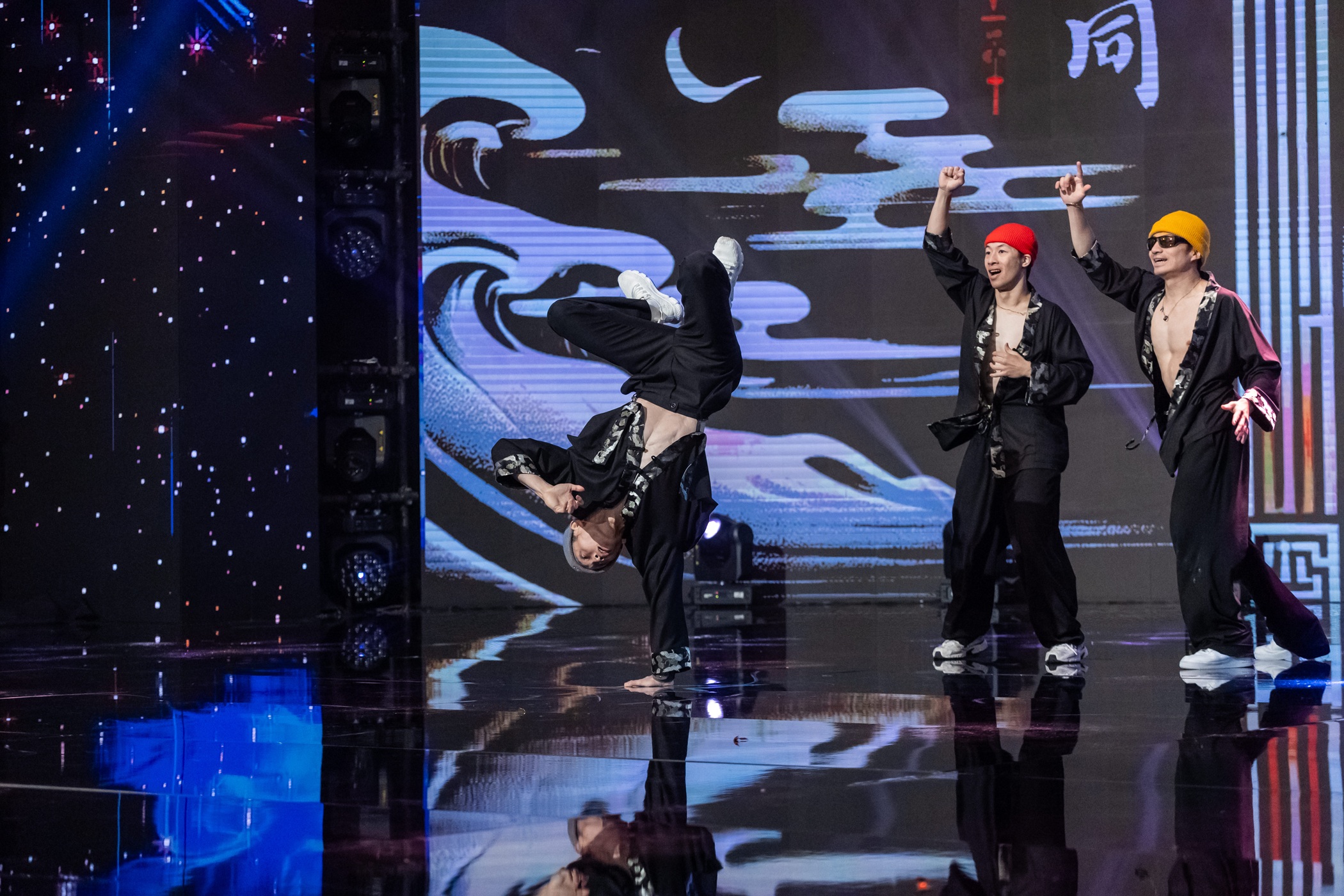 Echipa de dansatori Dreamrunnerz a primit Golden Buzz la „Românii au talent”. „E genul de număr care poate să câștige oriunde în lume”