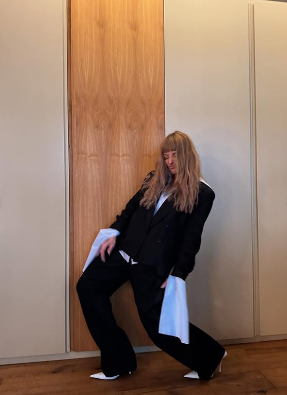Imagini cu vedetele la învestirea lui Nicușor Dan. Delia, Andreea Raicu și Anca Serea nu au ratat ocazia de a face poză cu noul președinte al României